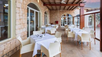 2 restaurantes; se sirven desayunos, almuerzos y cenas