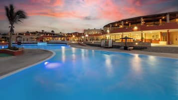 2 outdoor pools