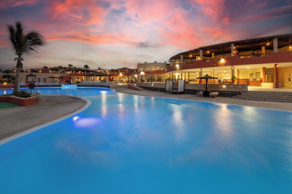 2 outdoor pools