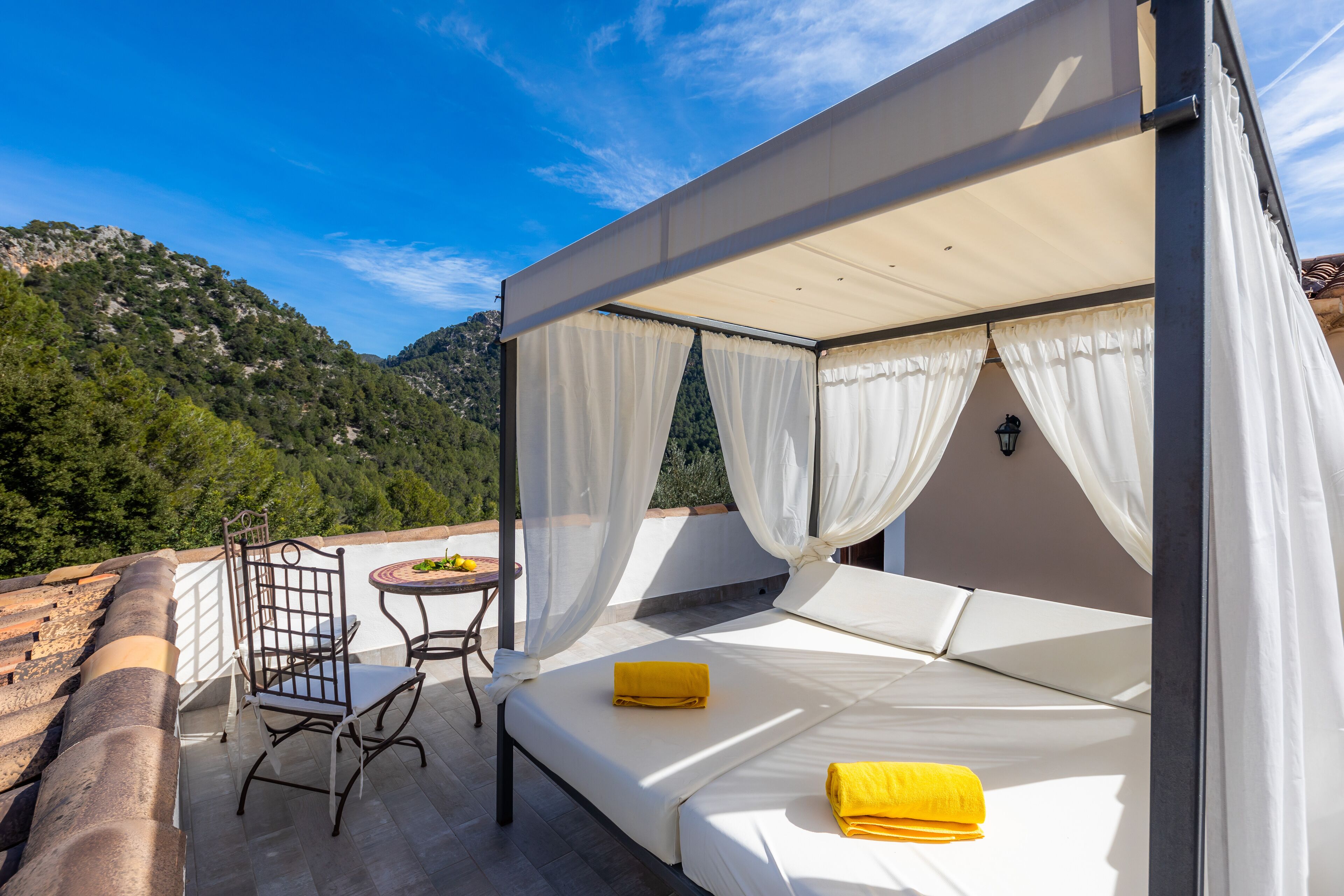 Cubrecamas, minibar y caja de seguridad en la habitación 