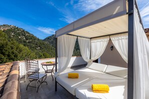 ألحفة محشوة بالريش وميني بار وخزنة داخل الغرفة وبديكورات فريدة لكل غرفة