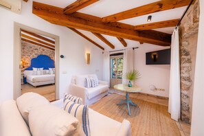 ألحفة محشوة بالريش وميني بار وخزنة داخل الغرفة وبديكورات فريدة لكل غرفة