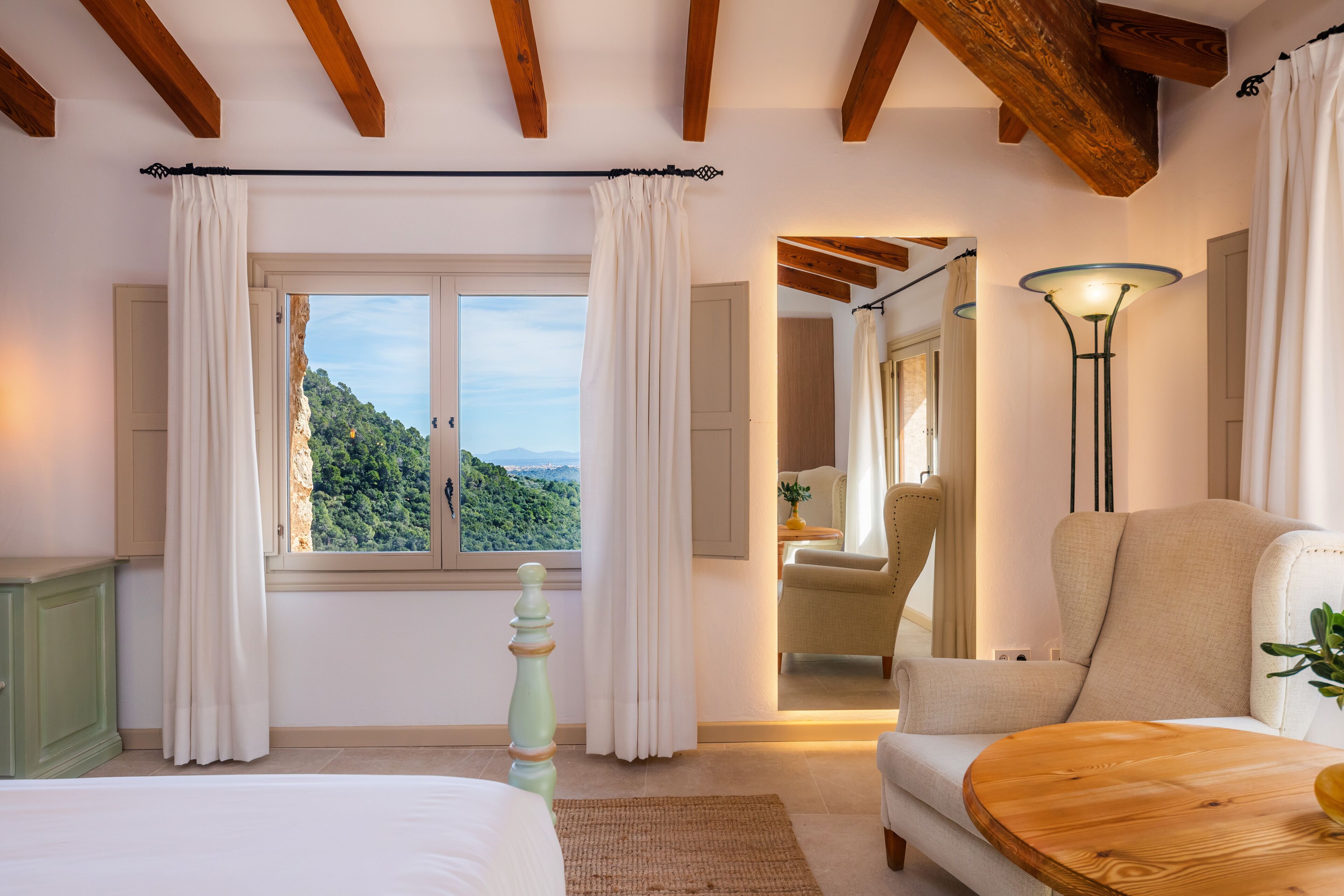 Cubrecamas, minibar y caja de seguridad en la habitación 