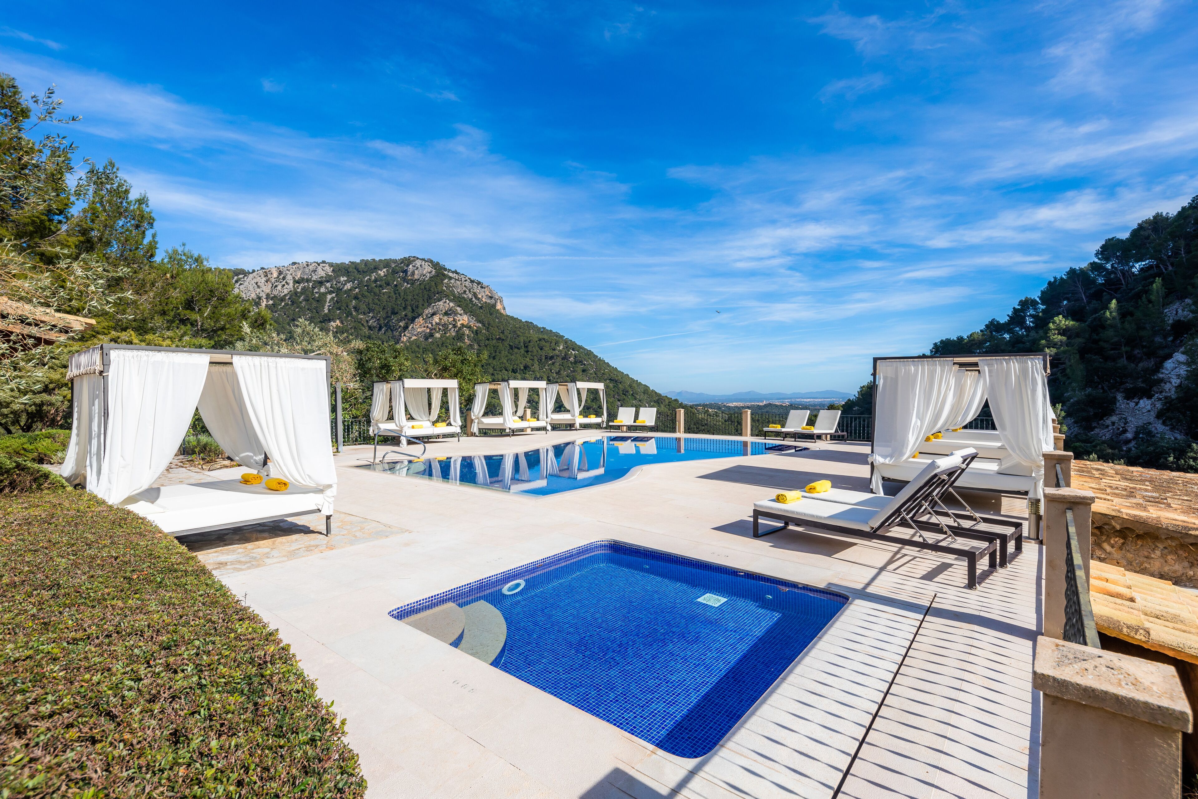 Piscine extérieure, parasols de plage, chaises longues