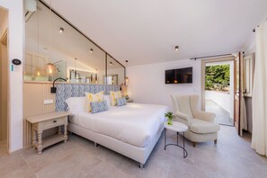 ألحفة محشوة بالريش وميني بار وخزنة داخل الغرفة وبديكورات فريدة لكل غرفة