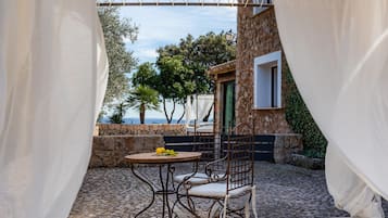 Klassieke suite, terras | Donsdekens, een minibar, een kluis op de kamer, individueel gedecoreerd