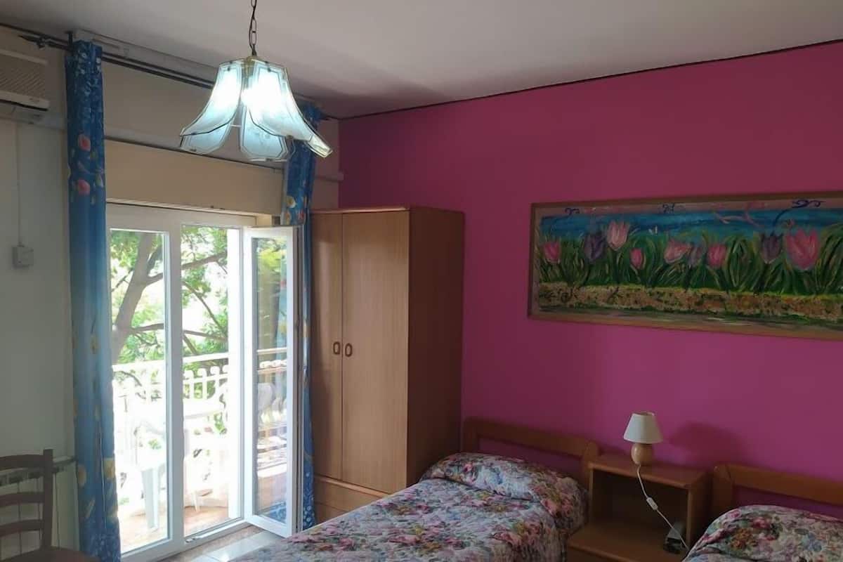 Twin Room | Meja, kalis bunyi, seterika/papan seterika, Wi-fi percuma