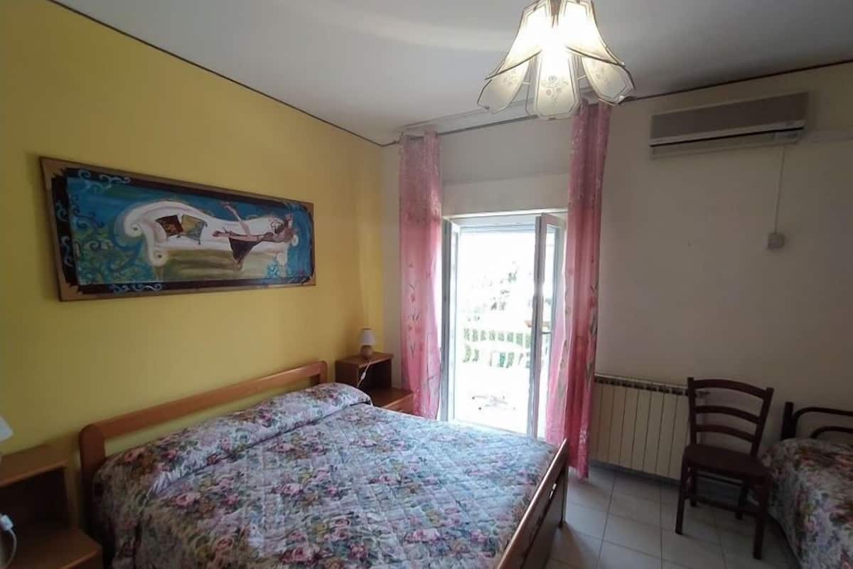 Double Room (with 2 extra beds) | Meja, kalis bunyi, seterika/papan seterika, Wi-fi percuma