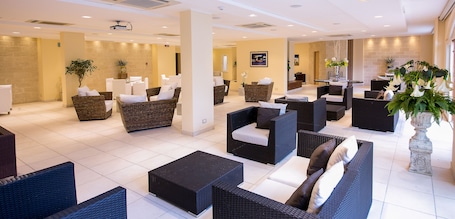 Lobby sitting area. Hotel Tempo di Mare