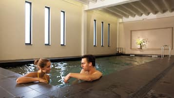 Una piscina cubierta (de 07:00 a 10:30), tumbonas