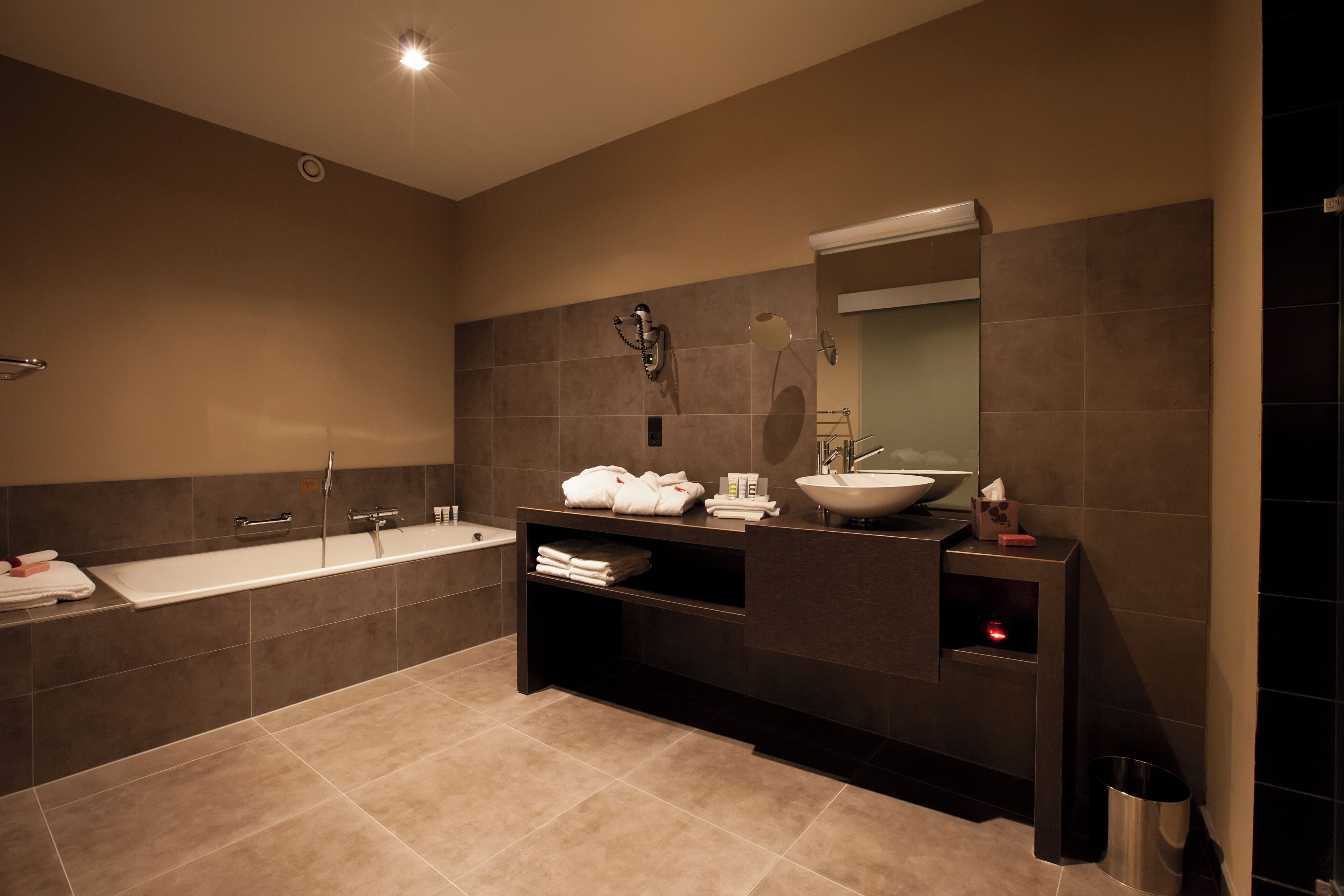 1 bedroom, down duvets, minibar, in-room safe