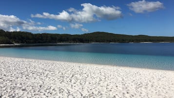 Playa en los alrededores y toallas de playa