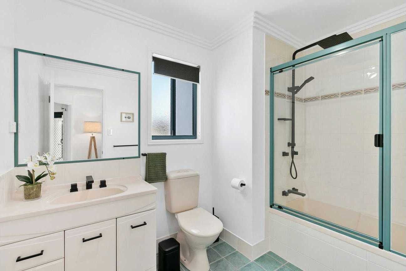 Ensemble douche/baignoire, articles de toilette gratuits, sèche-cheveux