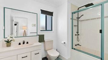 Ensemble douche/baignoire, articles de toilette gratuits, sèche-cheveux