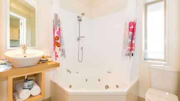 Executive Studio, Mountain View | Bathroom | Free toiletries, hair dryer, towels, soap