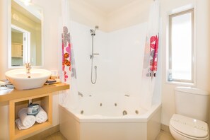 Studio Executive - utsikt mot bergen | Badrum | Gratis toalettartiklar, hårtork, handdukar och tvål