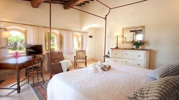 Superior Double Room | Premium bedding, minibar, in-room safe, individually decorated
