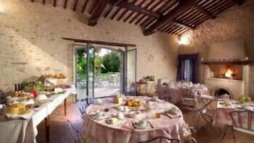 Termasuk sarapan penuh setiap hari