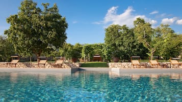 Piscine extérieure, chaises longues