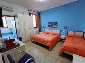 Chambre triple | Coffre-fort, bureau, fer et planche à repasser, lit de bébé (gratuit)