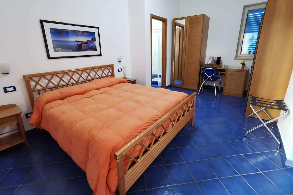 Double Room | Peti besi dalam bilik, meja, seterika/papan seterika
