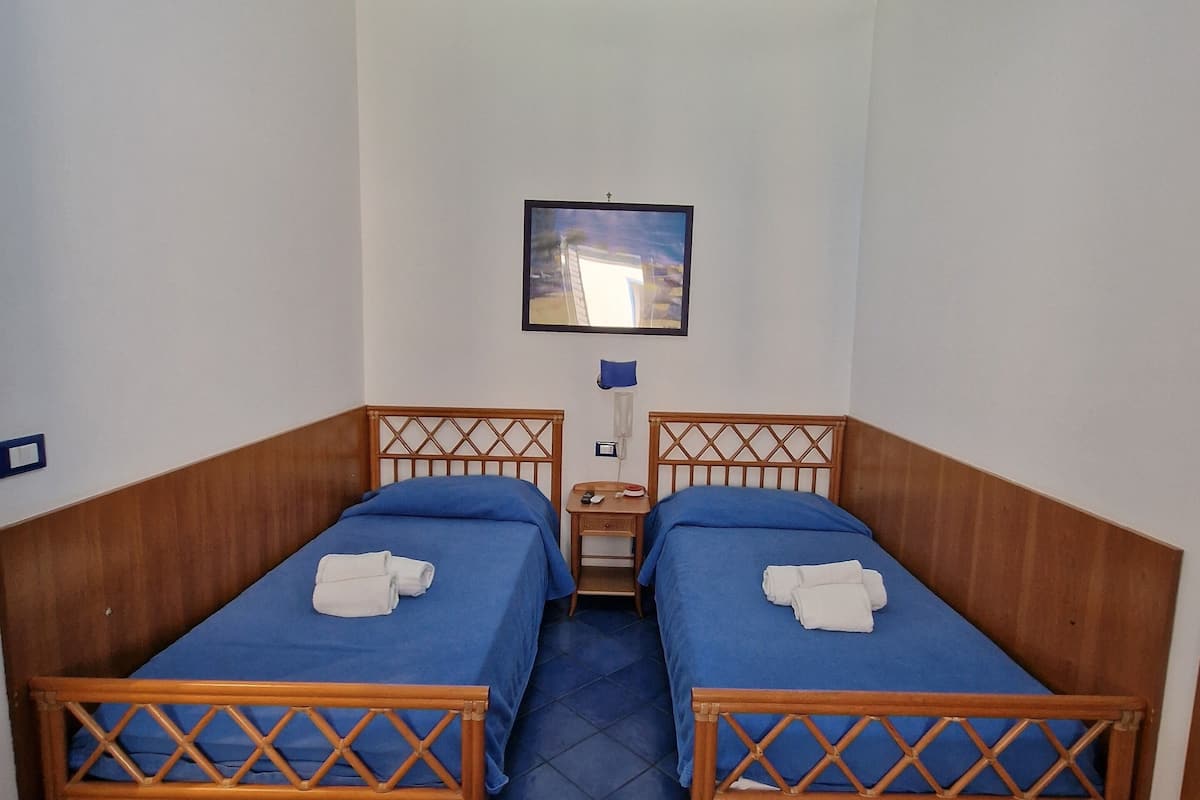 Single Room | In-room safe, desk, iron/ironing board, free cots/infant beds