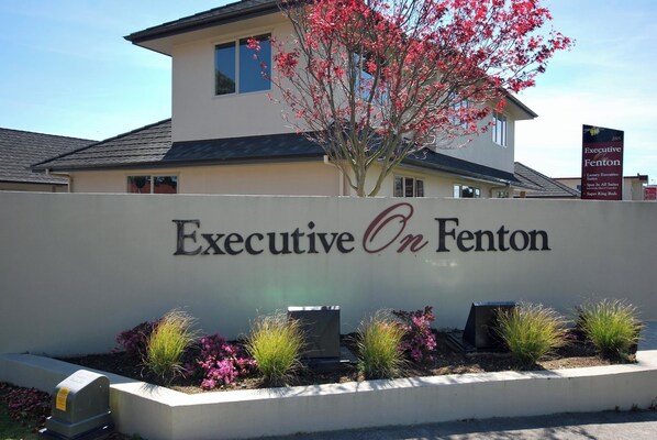 Un edificio con un letrero que dice 'Executive On Fenton'.