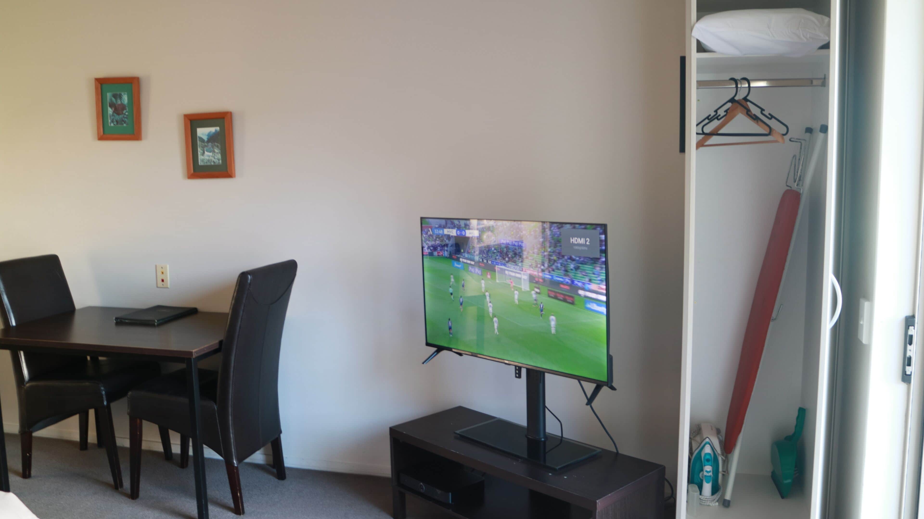 40-inch Smart TV with satellite channels, TV