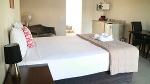 Studio, Whirlpool | Hochwertige Bettwaren, Select-Comfort-Betten, Zimmersafe, Schreibtisch