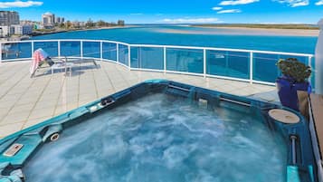 Absolute Waterfront 2 Bedroom Penthouse Apartment with Rooftop and Spa | Jetted bathtub