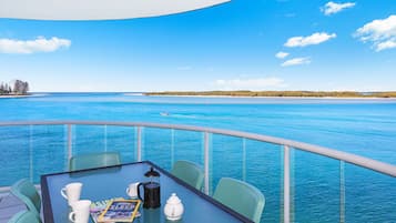 Absolute Waterfront 3 Bedroom Apartment | Uitzicht op strand/zee