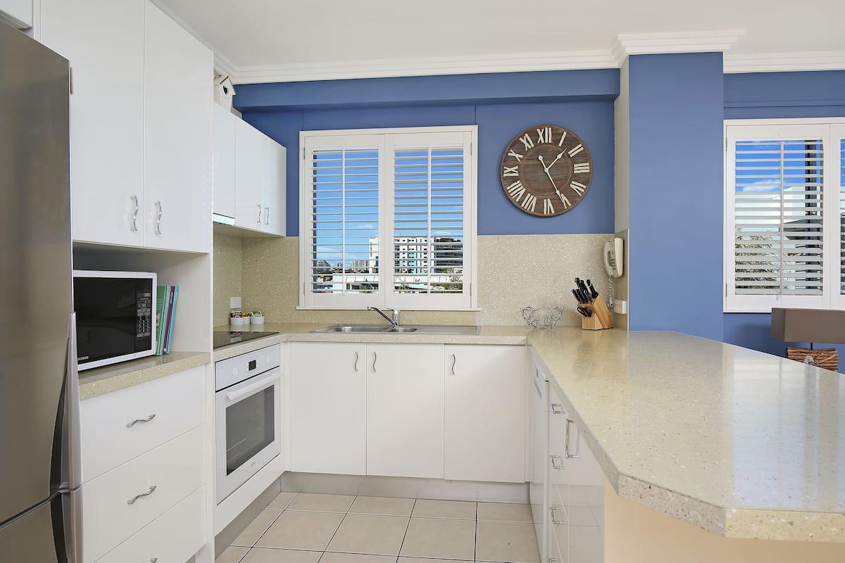 superior penthouse, 3 bedrooms, partial sea view | private kitchen | fridge, microwave, electric kettle, high chair