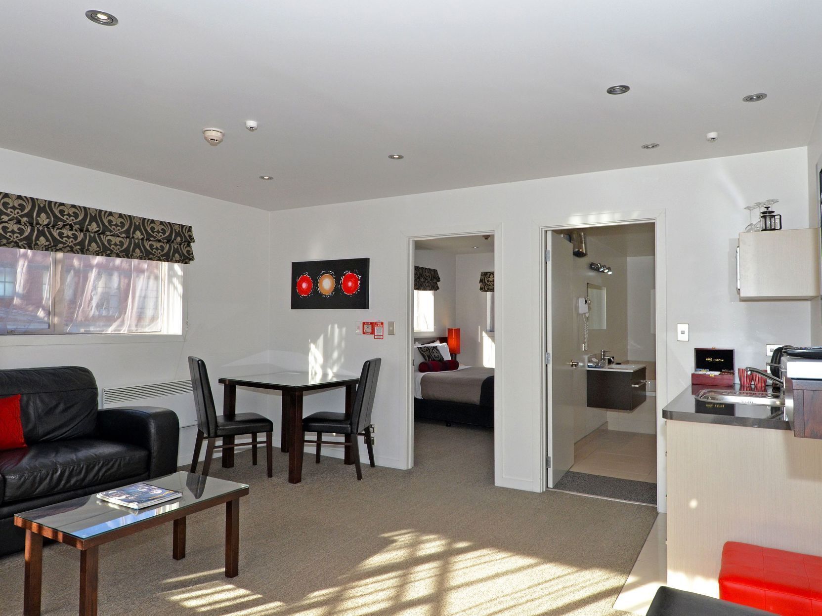 Living area | Flat-screen TV, heated floors