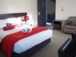 Studio Spa | Premium bedding, laptop workspace, soundproofing, iron/ironing board