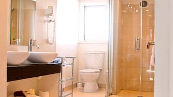 Executive One Bedroom with Spa Pool and Courtyard | Badkamer | Gratis toiletartikelen, een haardroger, vloerverwarming, handdoeken