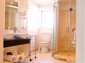 Executive One Bedroom with Spa Pool and Courtyard | Bathroom | Free toiletries, hair dryer, heated floors, towels - Dunedin Palms Motel (Dunedin)