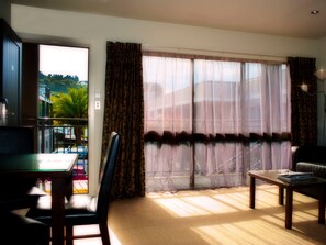 One Bedroom (3 Adults) | Ropa de cama de alta calidad y espacio para trabajar con un portátil