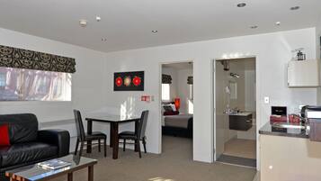 One Bedroom Double Spa | Yksityinen keittonurkkaus | Jääkaappi, mikroaaltouuni, kahvin-/teenkeitin, vedenkeitin