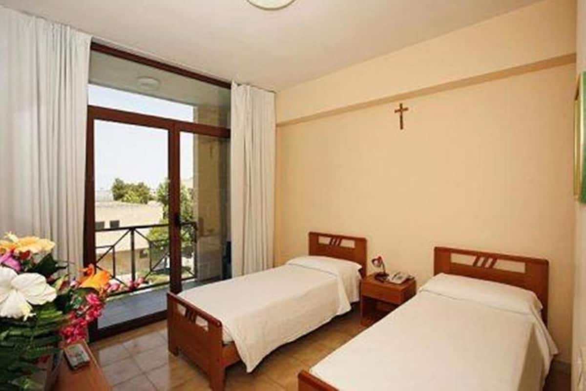 Standard Twin Room | Desk, free WiFi