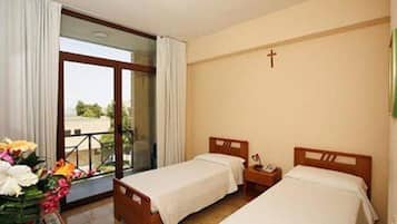 Standard Twin Room | Desk, free WiFi