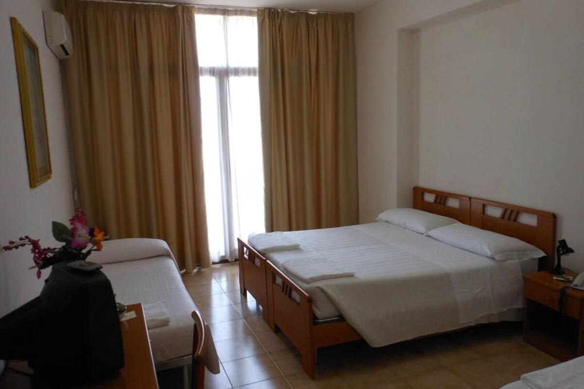 Triple Room | Desk, WiFi (free)