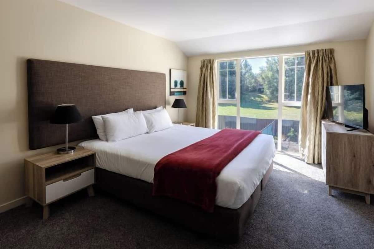 Egyptian cotton sheets, premium bedding, iron/ironing board