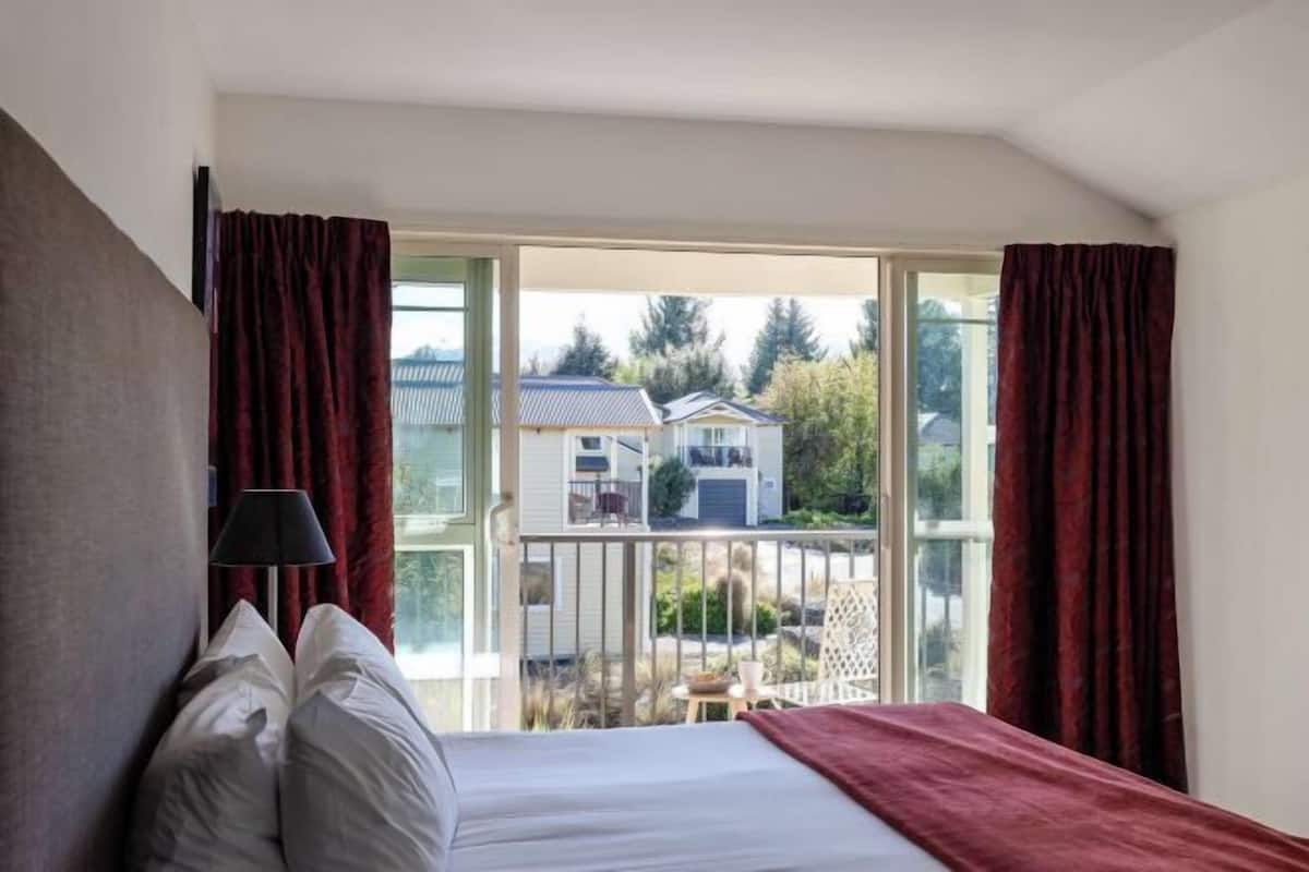 Egyptian cotton sheets, premium bedding, iron/ironing board