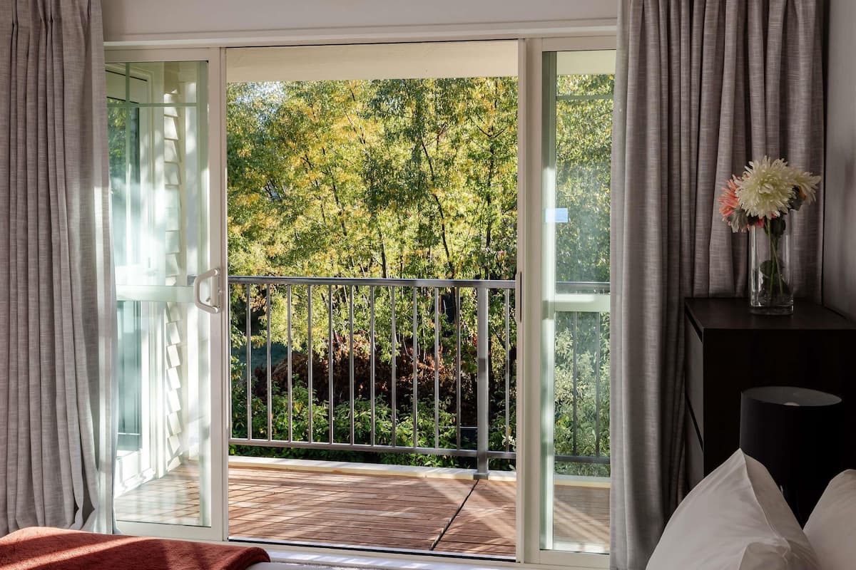 Deluxe Room, 3 Bedrooms | Egyptian cotton sheets, premium bedding, iron/ironing board