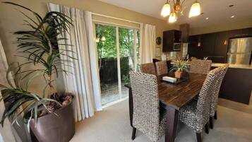 Full-size fridge, microwave, stovetop, dishwasher