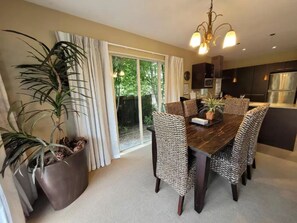 Frigorífic gran, microones, placa de cuina i rentaplats 