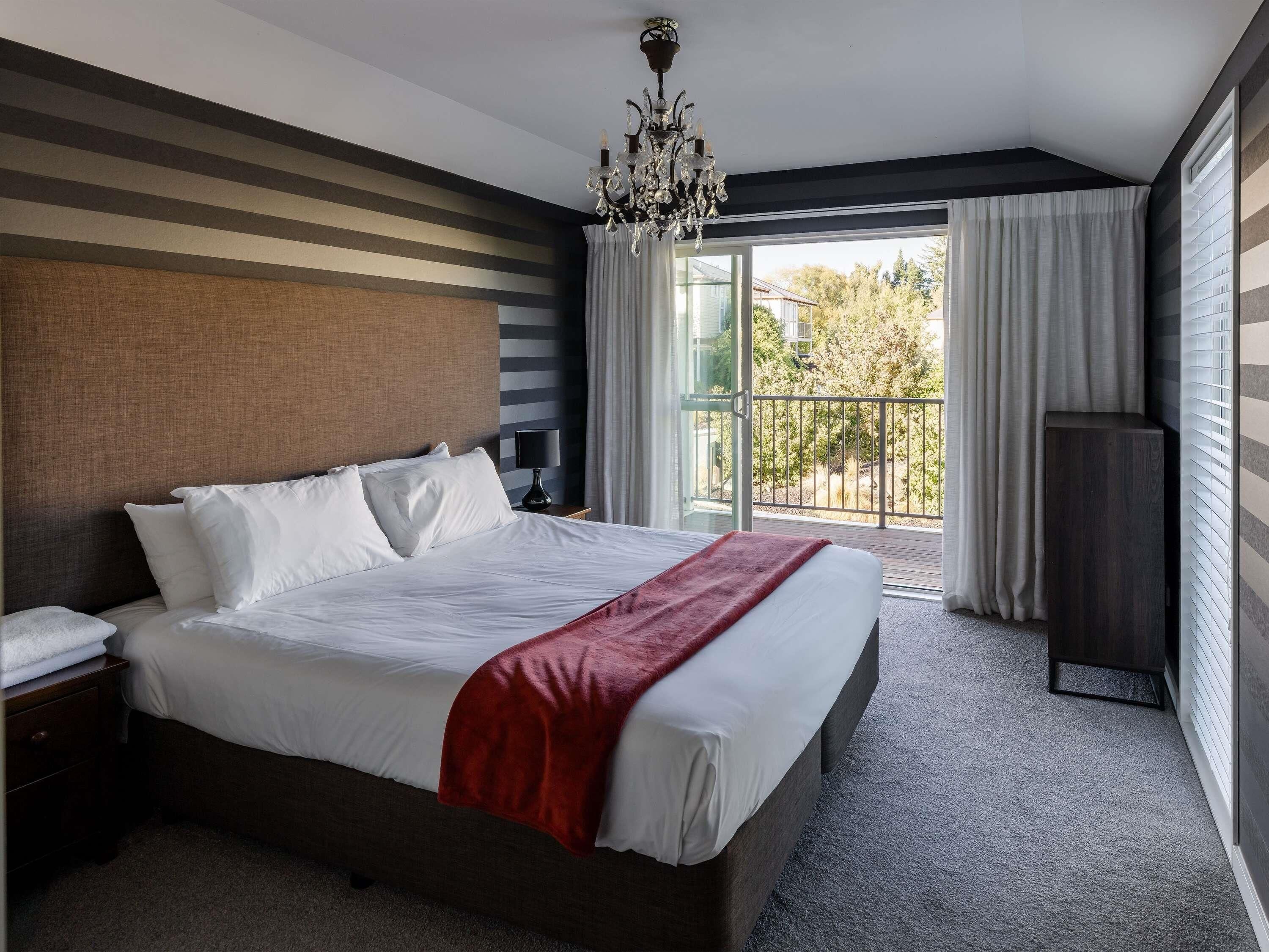 Deluxe Room, 3 Bedrooms | Egyptian cotton sheets, premium bedding, iron/ironing board