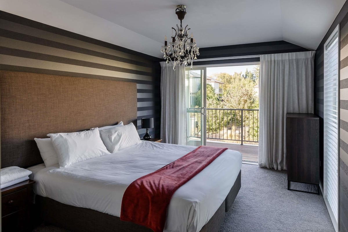 Deluxe Room, 3 Bedrooms | Egyptian cotton sheets, premium bedding, iron/ironing board