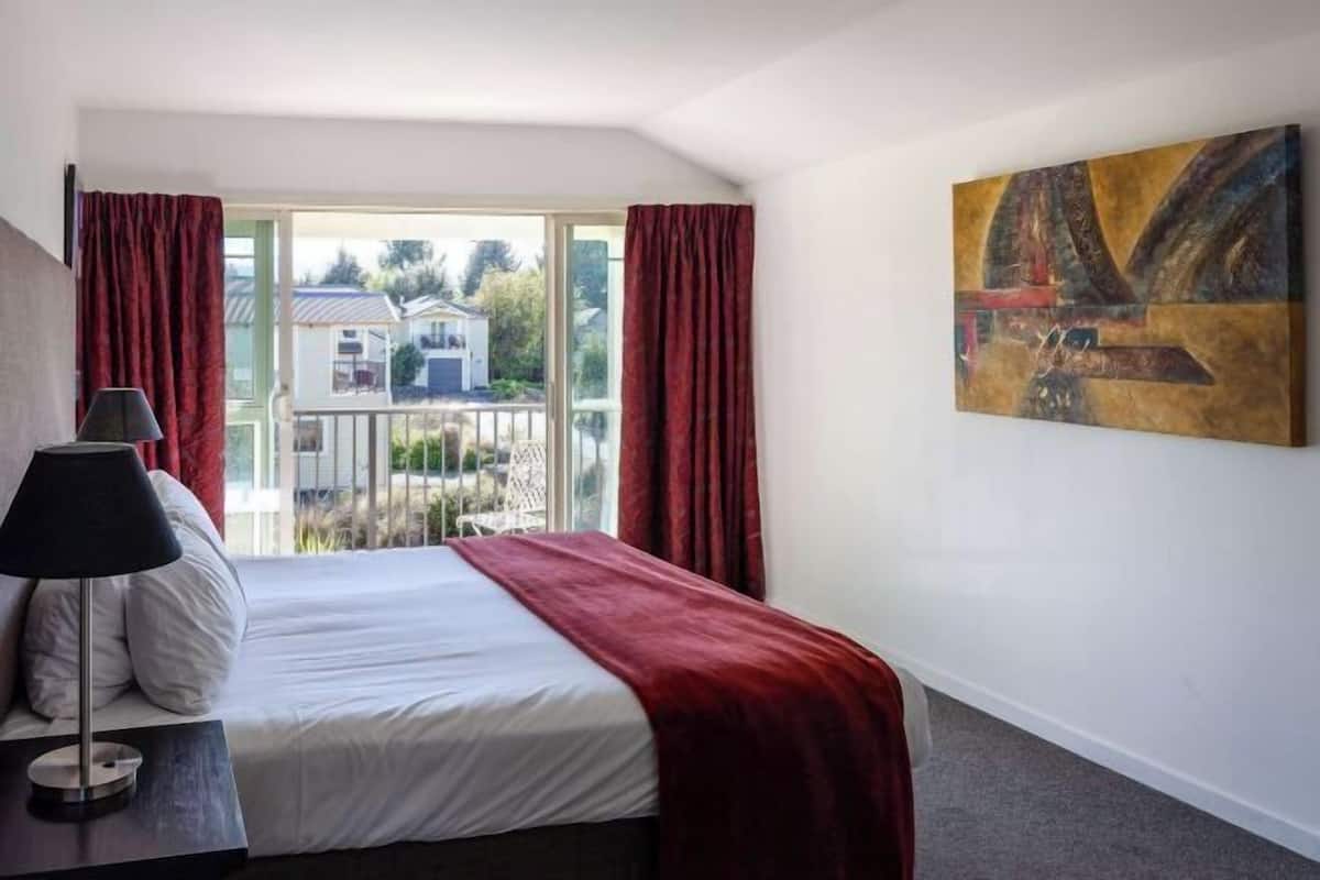 Egyptian cotton sheets, premium bedding, iron/ironing board