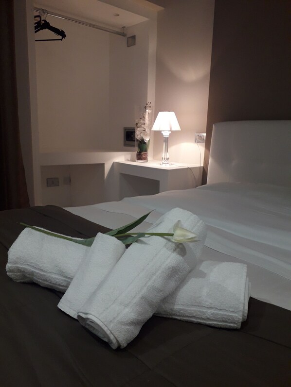 Habitación doble, baño privado | Ropa de cama de alta calidad, edredón, muebles diferentes y escritorio